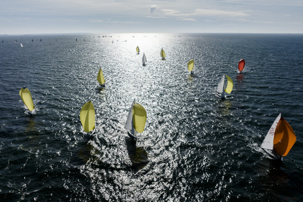 Flotte de Grand-surprises sous spi, vu aérienne